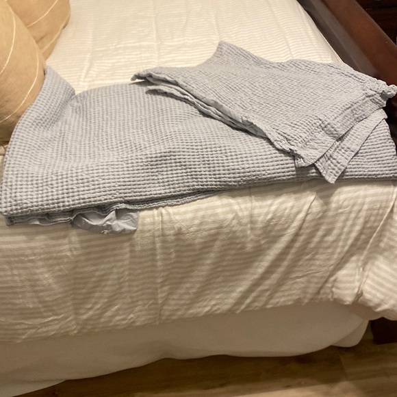 Queen duvet cover and 2 shams - Picture 1 of 3